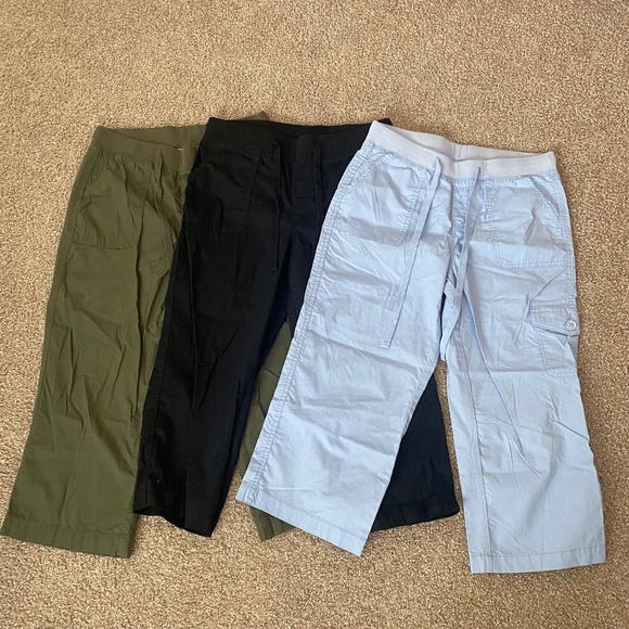 🎁 GIFT IDEA! 🛍️ NWOT BUNDLE OF 3 WOMEN'S COTTON CARGO CAPRIS👖 - Picture 1 of 16